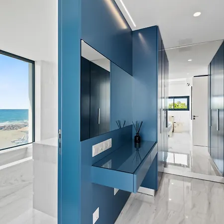 别墅 Blue Iris Luxury Beachfront Villa By Nomads - Direct Beach Access & Private Pool *